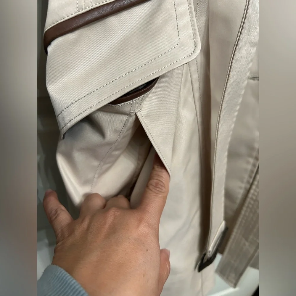 Cole Haan trench coat 🧥 beige color women’s size small pockets and belt - Picture 4 of 6